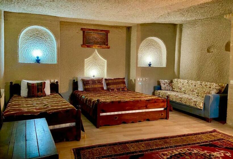 غرفة قياسية مزوَّدة بتراس, The Village Cave