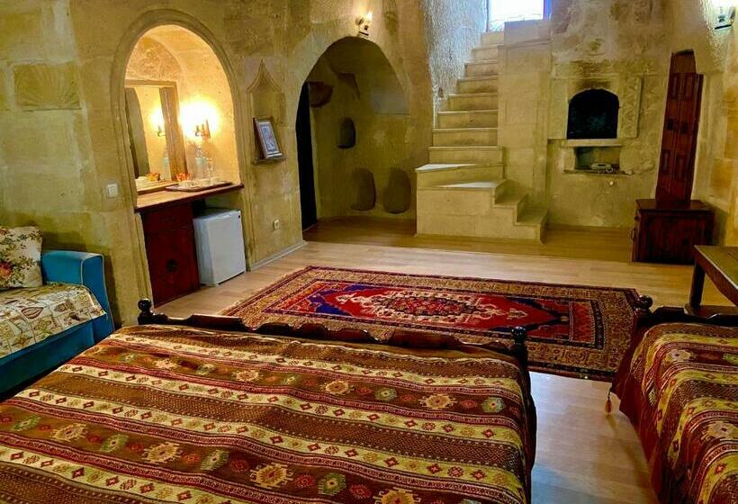 غرفة قياسية مزوَّدة بتراس, The Village Cave