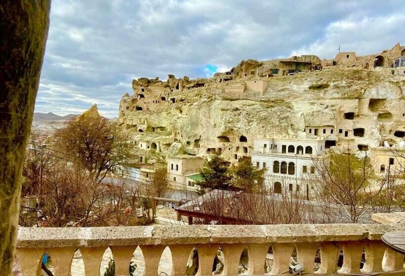 غرفة قياسية مزوَّدة بتراس, The Village Cave