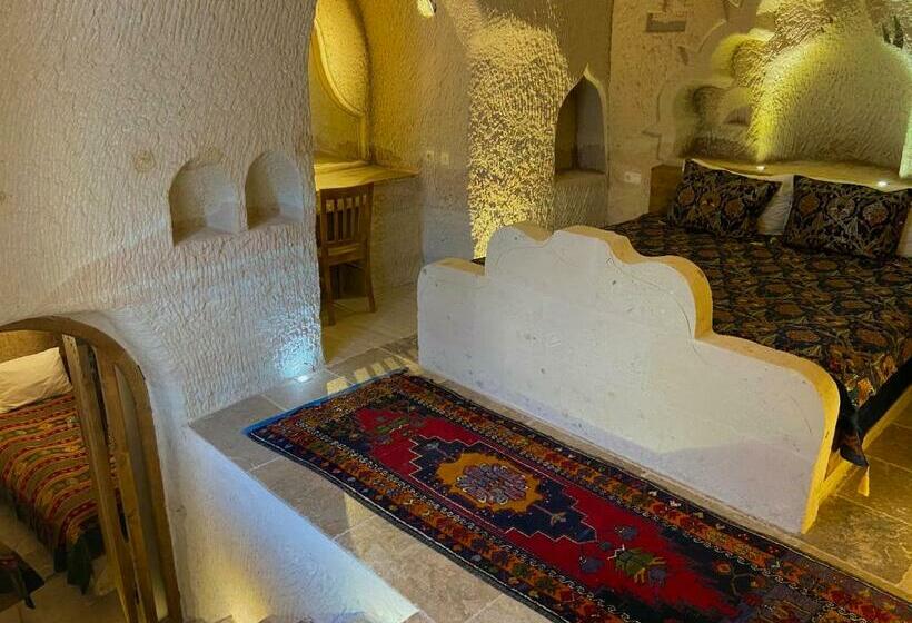 غرفة قياسية مزوَّدة بتراس, The Village Cave