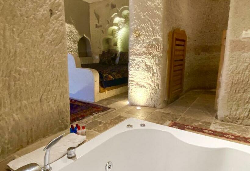 غرفة قياسية مزوَّدة بتراس, The Village Cave