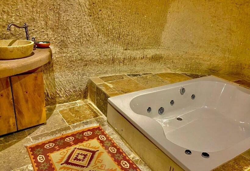 غرفة قياسية مزوَّدة بتراس, The Village Cave