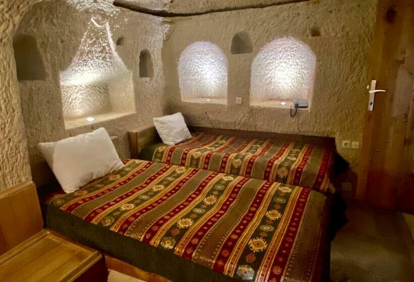 غرفة قياسية مزوَّدة بتراس, The Village Cave