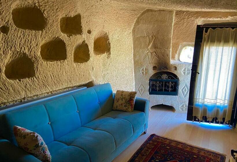 غرفة قياسية مزوَّدة بتراس, The Village Cave