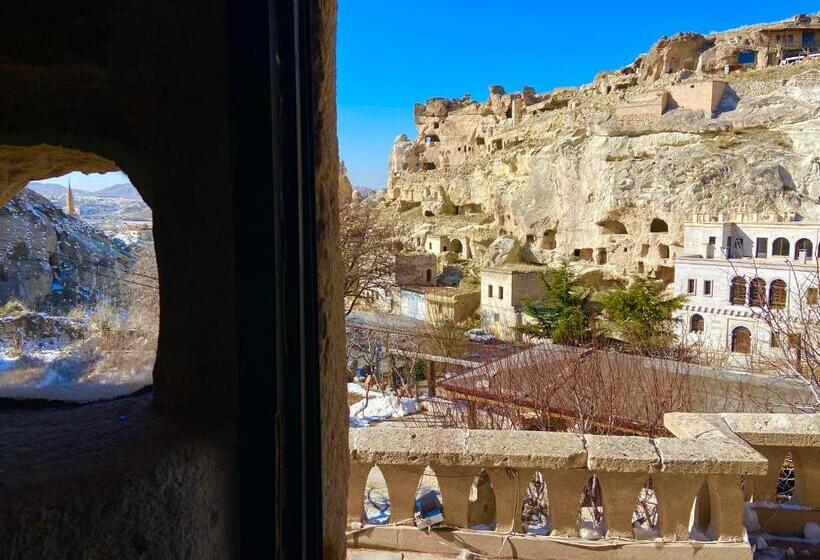 غرفة قياسية مزوَّدة بتراس, The Village Cave