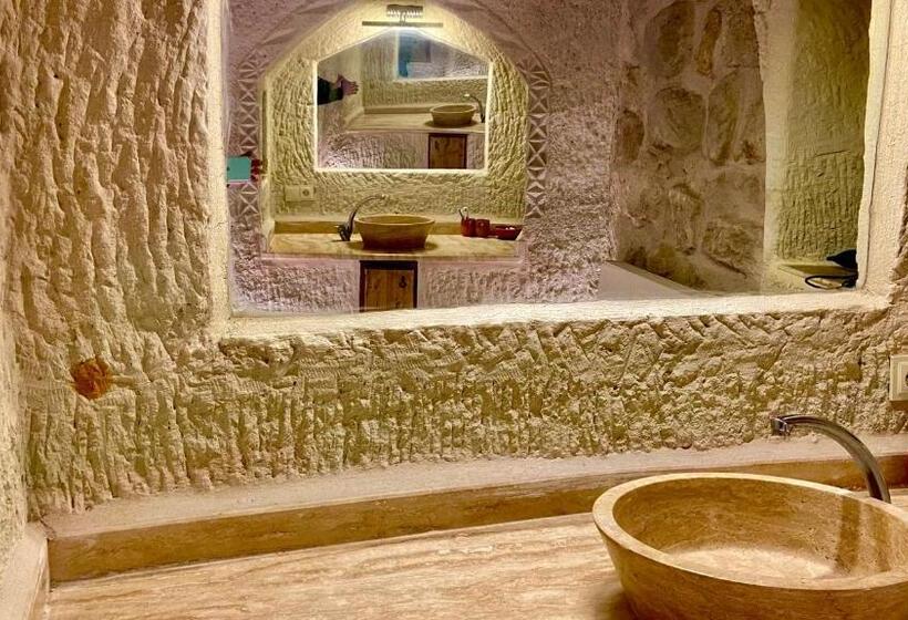 جناح رئاسى, The Village Cave