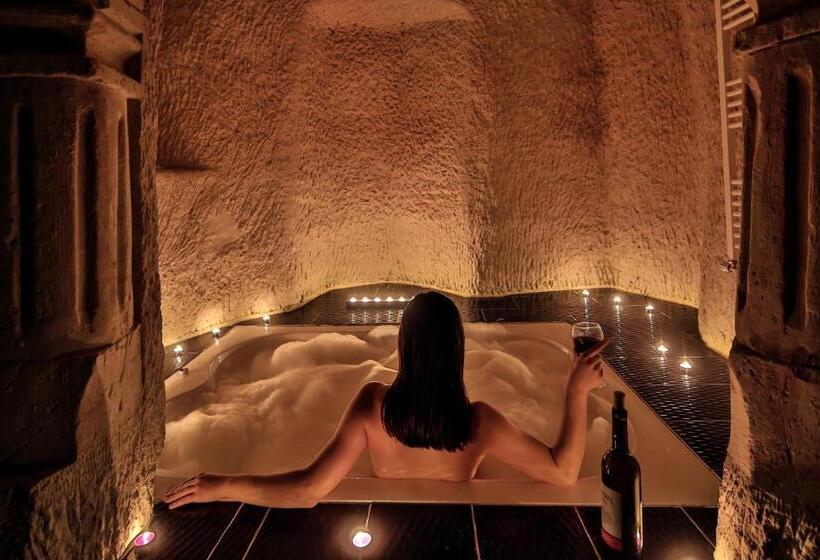 جناح رئاسى, The Village Cave