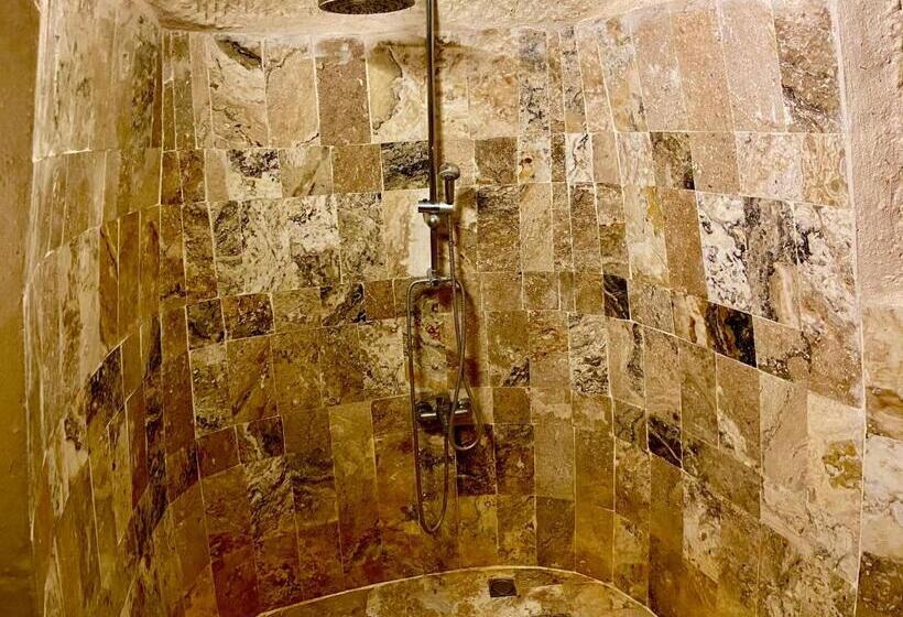 جناح رئاسى, The Village Cave