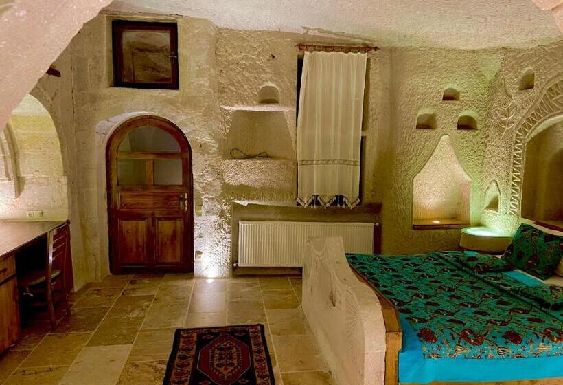 جناح رئاسى, The Village Cave