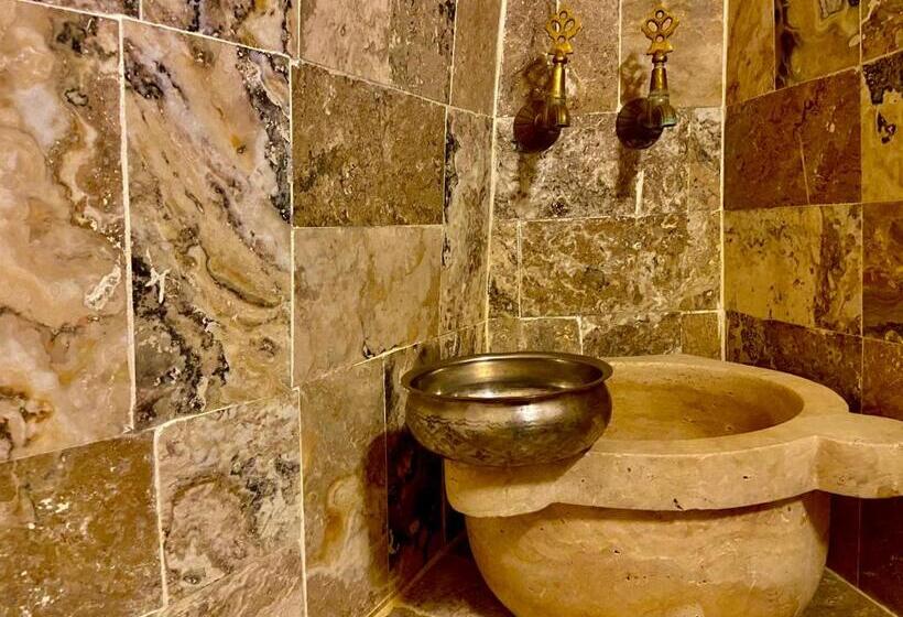 جناح رئاسى, The Village Cave