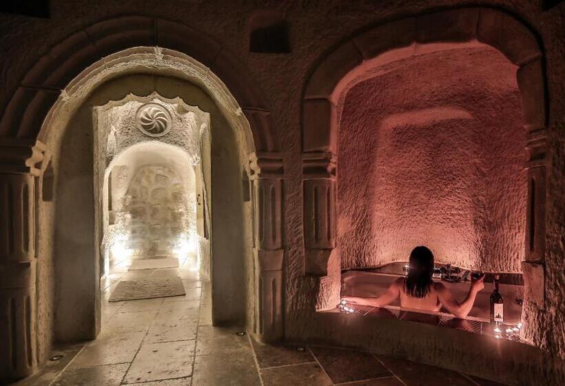 جناح رئاسى, The Village Cave