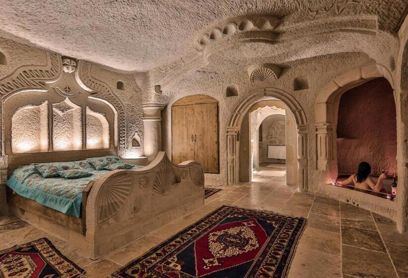 جناح رئاسى, The Village Cave