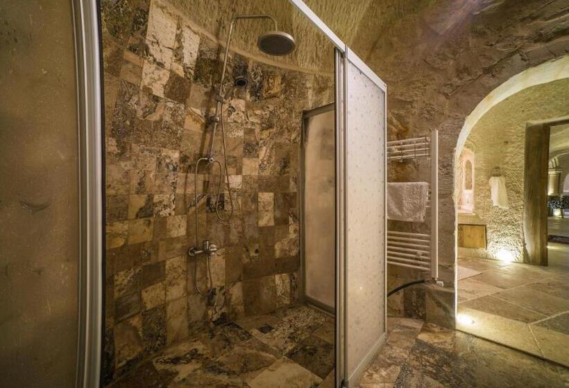 جناح سرير كينج, The Village Cave