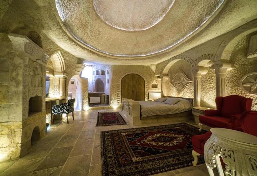 جناح سرير كينج, The Village Cave