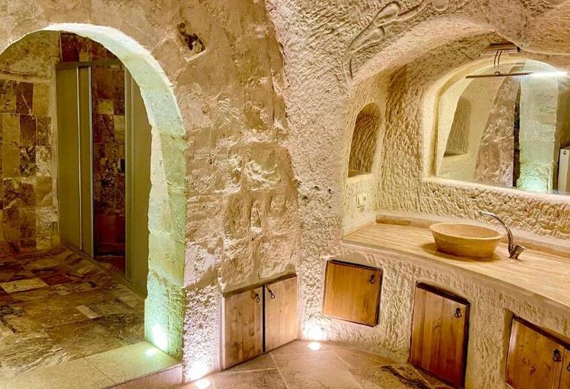 جناح سرير كينج, The Village Cave