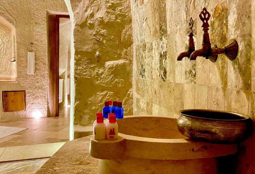 جناح سرير كينج, The Village Cave