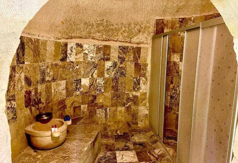 جناح سرير كينج, The Village Cave