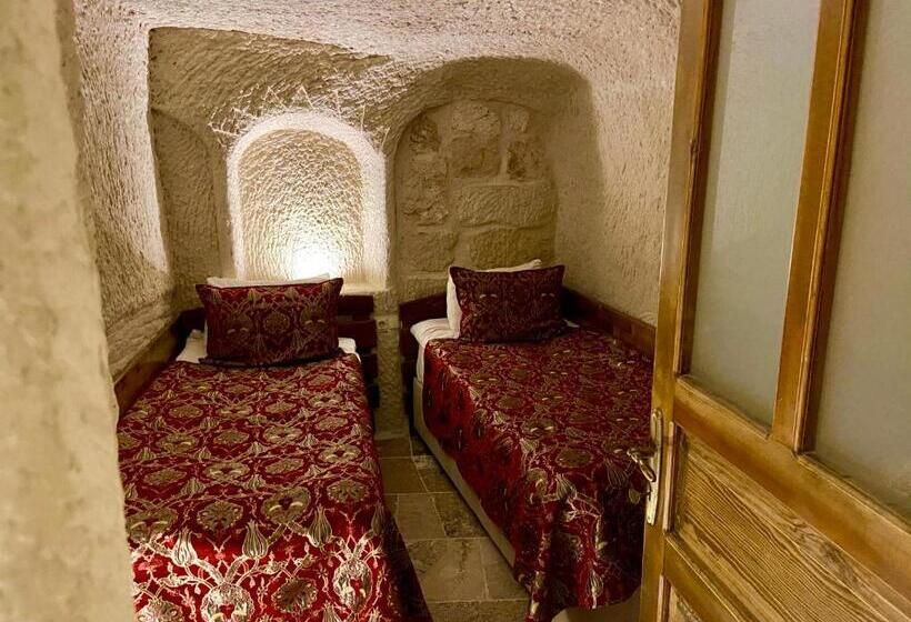 جناح سرير كينج, The Village Cave