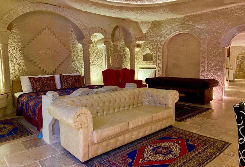 جناح سرير كينج, The Village Cave