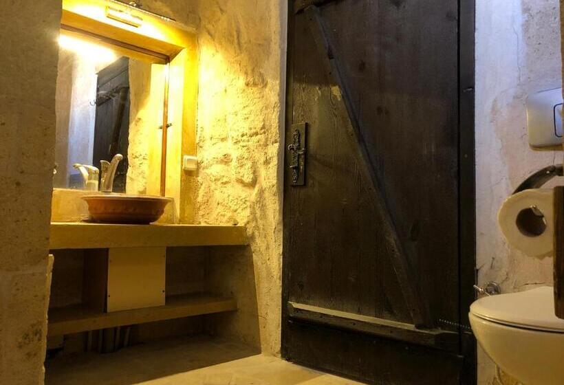 غرفة سوبيريور, The Village Cave