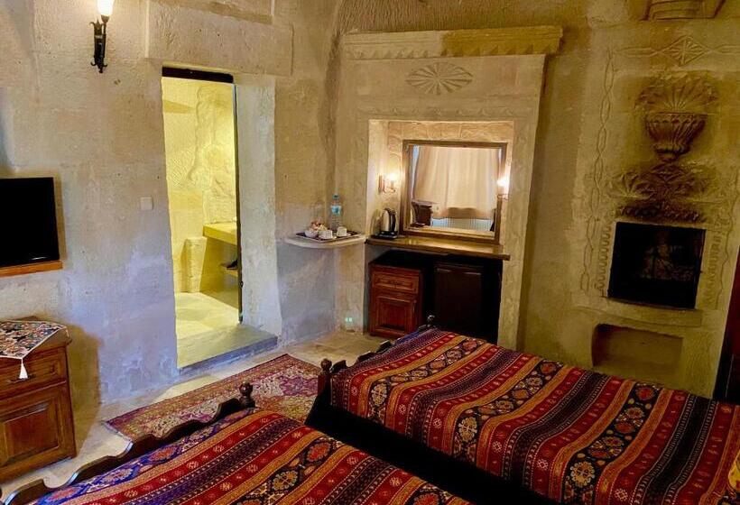 غرفة سوبيريور, The Village Cave