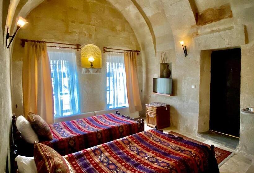 غرفة سوبيريور, The Village Cave