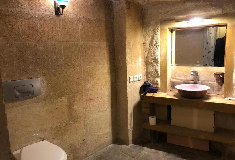 غرفة قياسية ثلاثية مزودة بتراس, The Village Cave