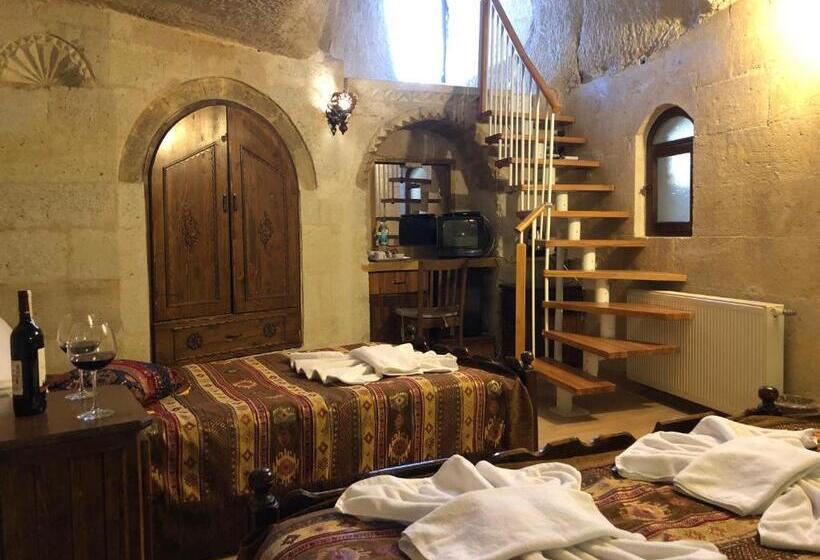 غرفة قياسية ثلاثية مزودة بتراس, The Village Cave