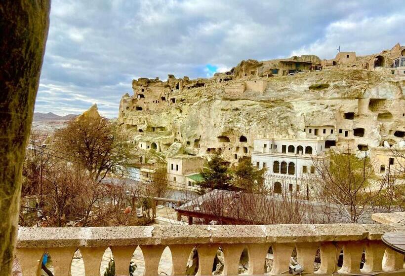 غرفة قياسية ثلاثية مزودة بتراس, The Village Cave