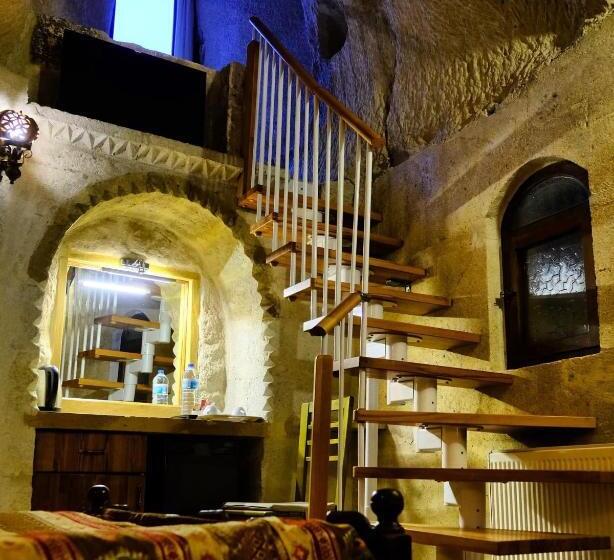 غرفة قياسية ثلاثية مزودة بتراس, The Village Cave