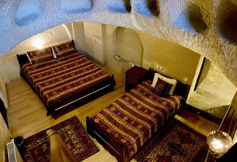 غرفة قياسية ثلاثية مزودة بتراس, The Village Cave