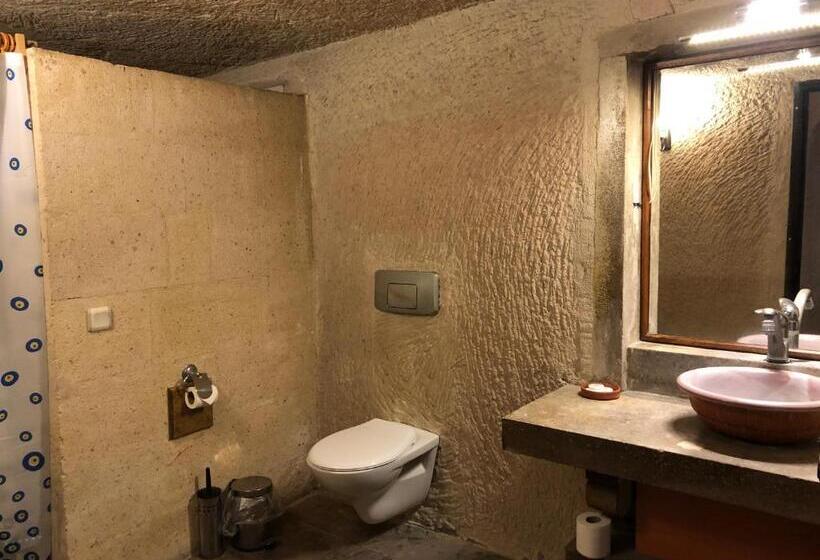 غرفة ديلوكس, The Village Cave