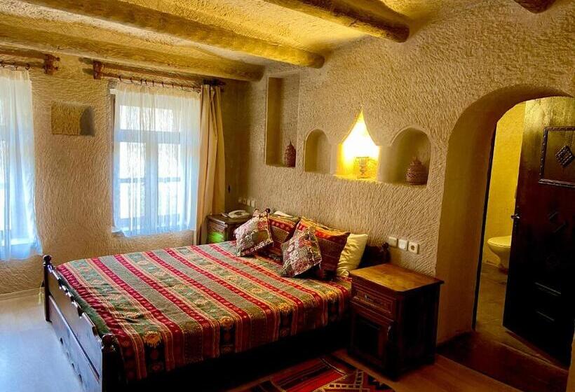 غرفة ديلوكس, The Village Cave