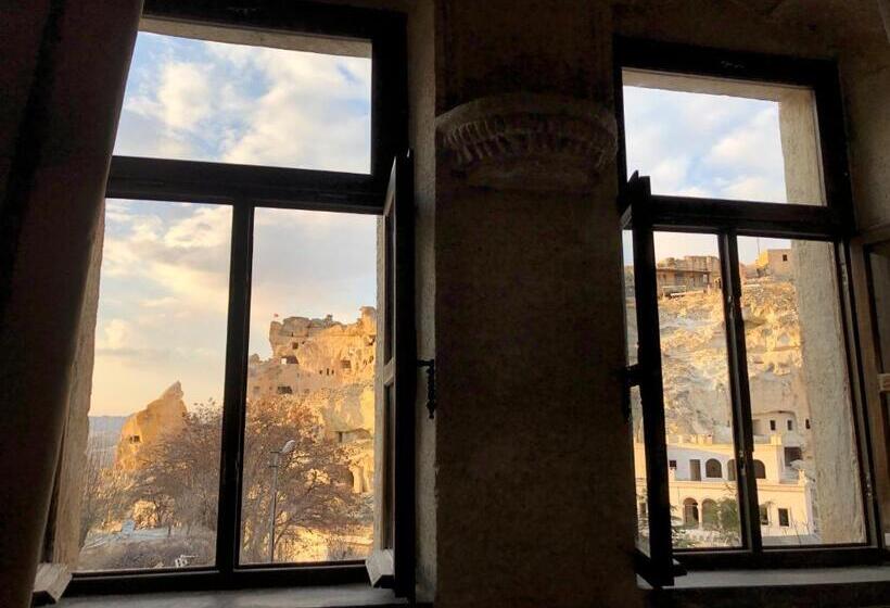 غرفة قياسية, The Village Cave