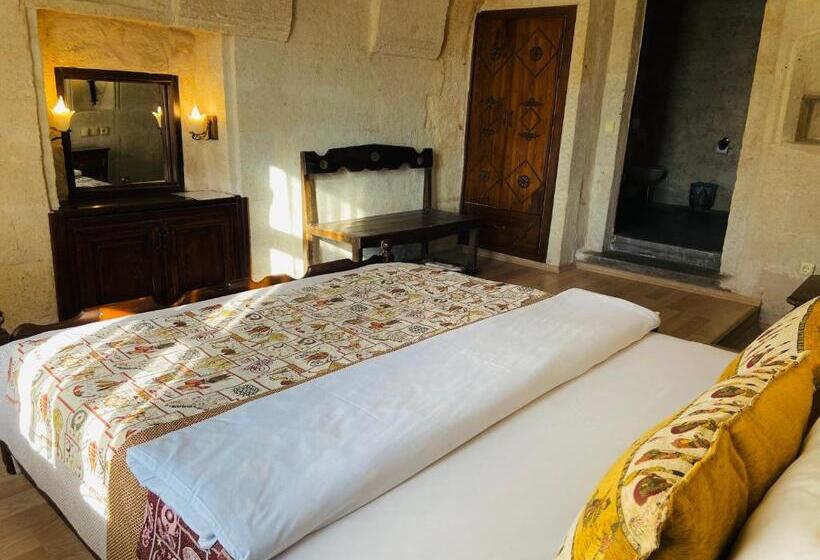 غرفة قياسية, The Village Cave