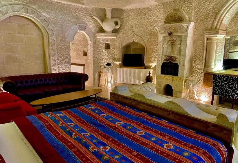 جناح سرير كينج, The Village Cave