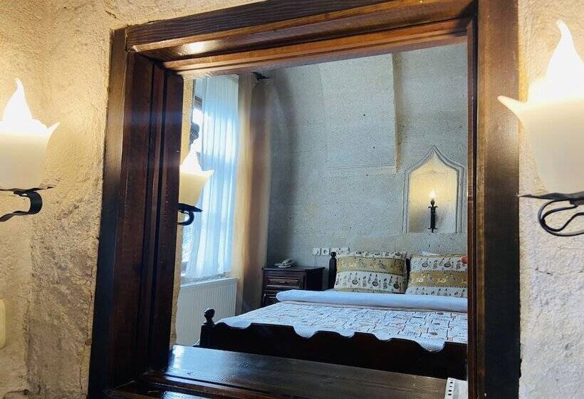 غرفة سوبيريور, The Village Cave