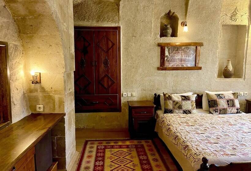 غرفة سوبيريور, The Village Cave