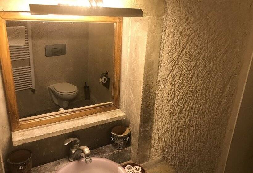 غرفة قياسية مزوَّدة بتراس, The Village Cave