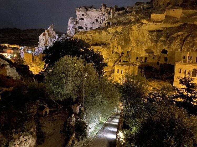 غرفة قياسية مزوَّدة بتراس, The Village Cave