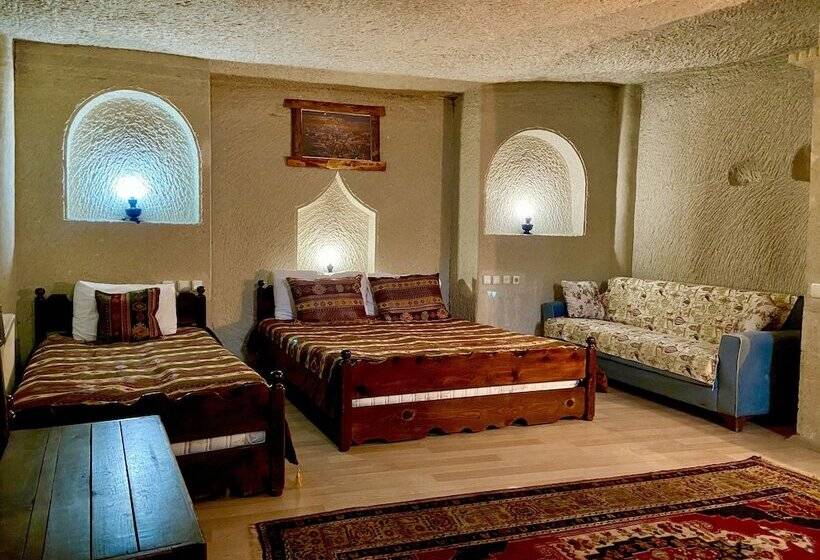 غرفة قياسية مزوَّدة بتراس, The Village Cave