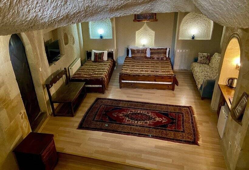 غرفة قياسية مزوَّدة بتراس, The Village Cave