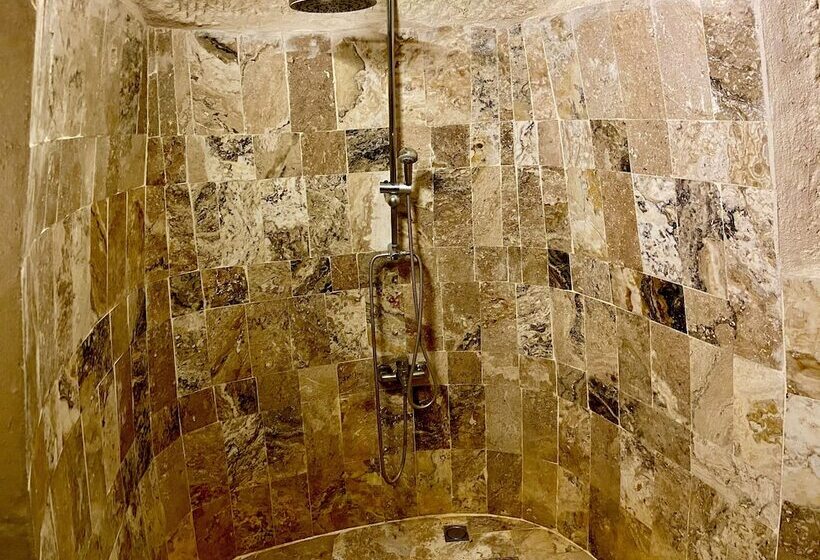 جناح رئاسى, The Village Cave