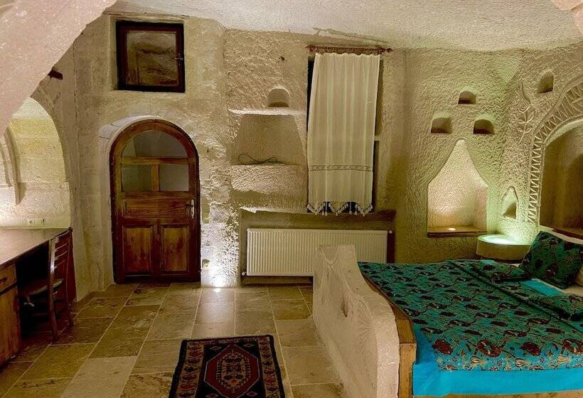 جناح رئاسى, The Village Cave