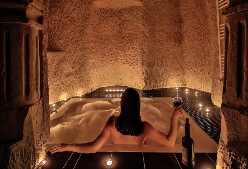 جناح رئاسى, The Village Cave