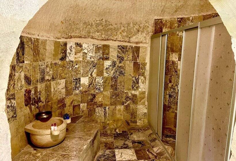 جناح سرير كينج, The Village Cave