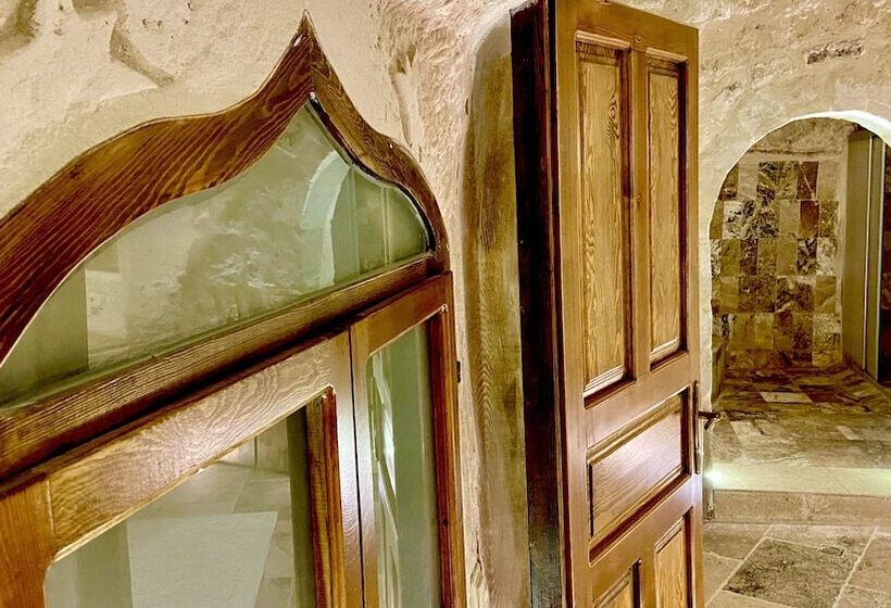 جناح سرير كينج, The Village Cave