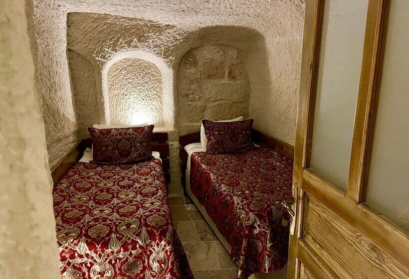 جناح سرير كينج, The Village Cave