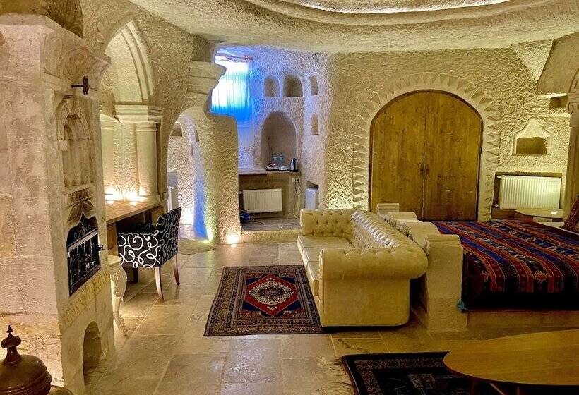 جناح سرير كينج, The Village Cave