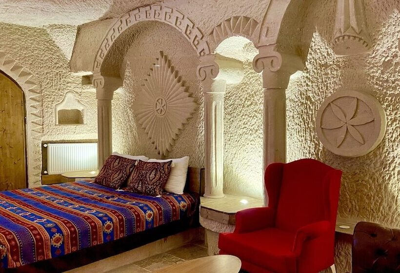 جناح سرير كينج, The Village Cave